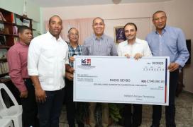 Presidente ejecutivo de Indotel entrega cheque a Radio Seíbo con el fin de mitigar daños causados por Huracán Fiona