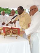 Monseñor Castro preside actividad Un paso por mi familia en La Romana.