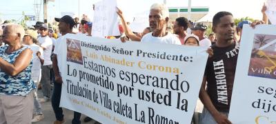 Moradores de Villa Caleta reclaman a presidente Abinader entrega de títulos de propiedad prometidos.        