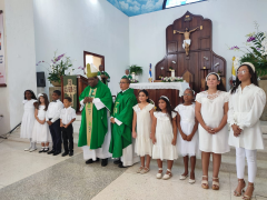 Monseñor Castro confirma a 18 niños y jóvenes de La Romana.