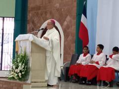 Obispo de SFM toma juramento sagrado a Sacerdote Carmelo Santana como nuevo encargado en la parroquia San Martín.