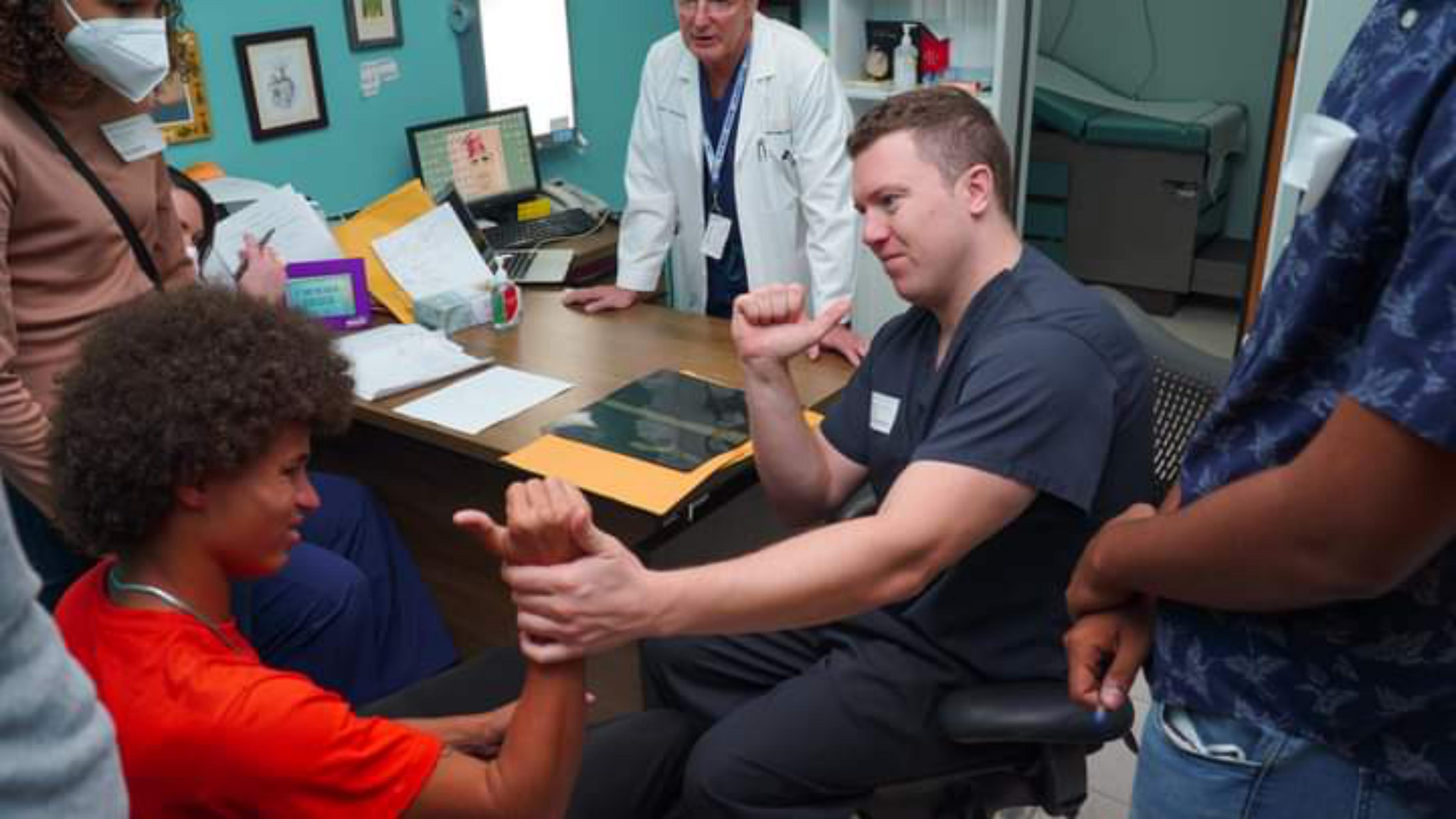 Centro Médico Central Romana realiza operativo de cirugías de manos.