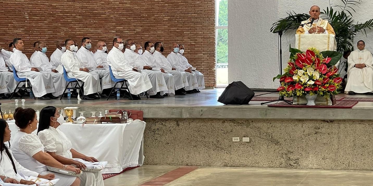 Fiesta Religiosa: Ordenan 26 diáconos permanentes en la Arquidiócesis de Santiago