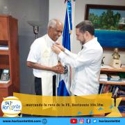 El Padre Eladio Marte, es reconocido por El cónsul Eligio Jáquez, entregándole el escudo Nacional dominicano.