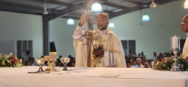 Padre Víctor Tavárez celebra su primera misa.